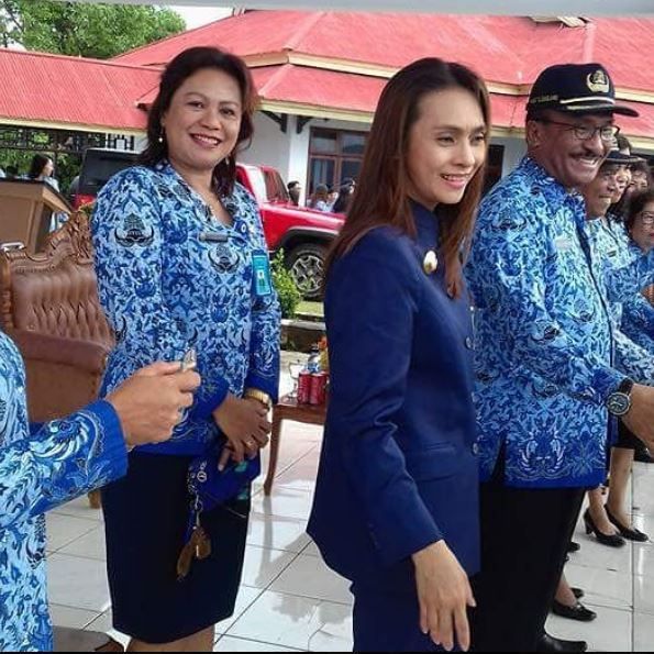 Bupati Cantik Ini Dicopot Karena ke AS Tanpa Izin Gubernur