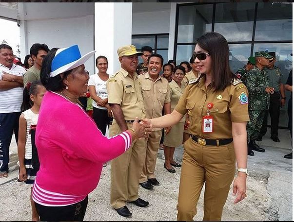 Bupati Cantik Ini Dicopot Karena ke AS Tanpa Izin Gubernur