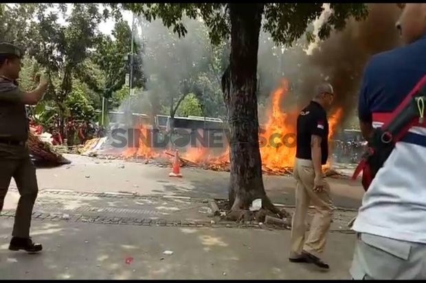 Dianggap Bikin Kotor, Buruh Bakar Karangan Bunga Ahok di Balai Kota