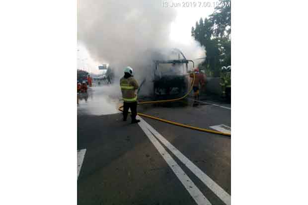 Pecah Ban, Bus Mekar Prima Terbakar di Tol Jelambar