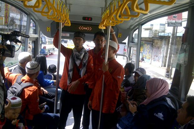 Naik Bus Damri di Bandung Diisi Tausyiah Para Dai