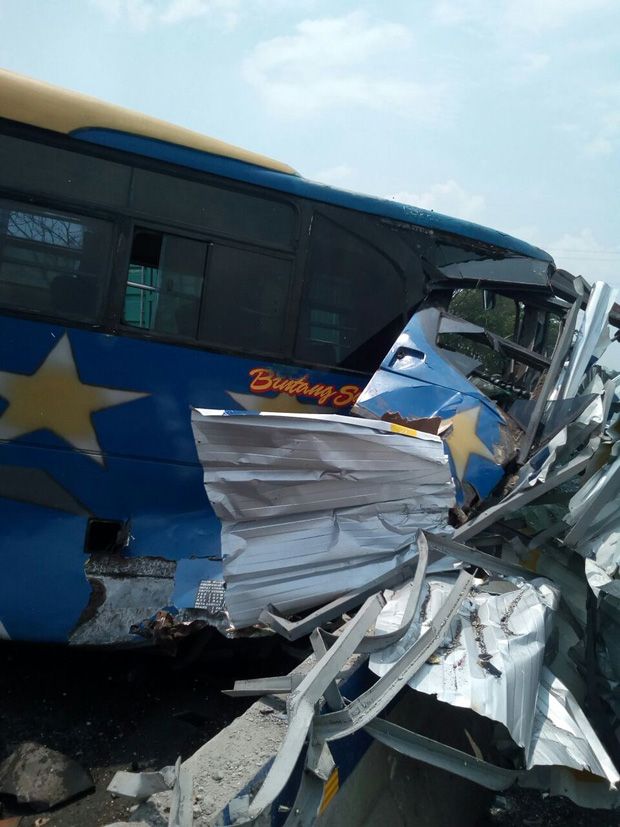 Hantam Beton Pembatas Jalur di Tol, Bus Penumpang Ringsek