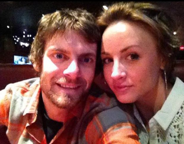 Cal Crutchlow (LCR Honda) dengan istrinya Lucy. (Foto-dailystar.co.uk)