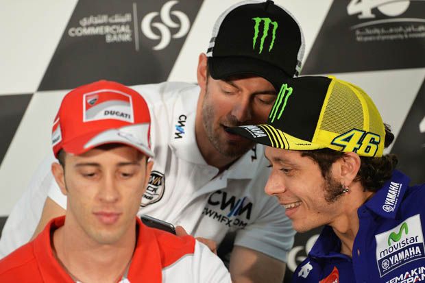Cal Crutchlow bersama Valentino Rossi dan Andrea Dovizioso. (Foto-motogp)
