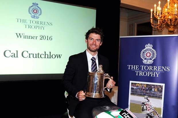 Cal Crutchlow ketika menerima anugerah Torrens Ttrophy 2016. (Foto-Motorsport)