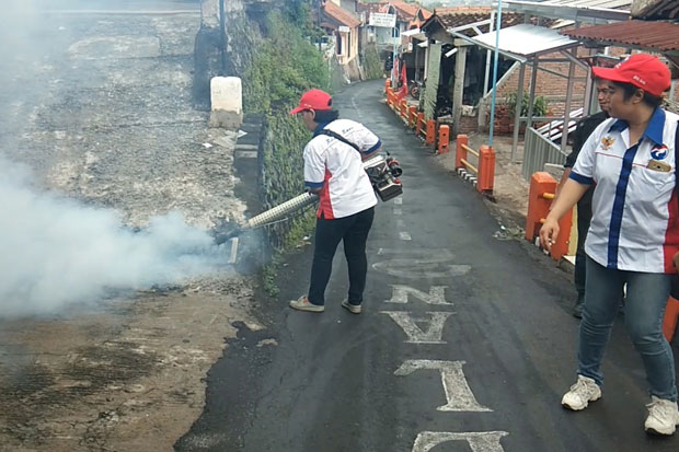 Hujan, 3 Caleg Perempuan Perindo Tetap Asapi Ratusan Rumah Warga