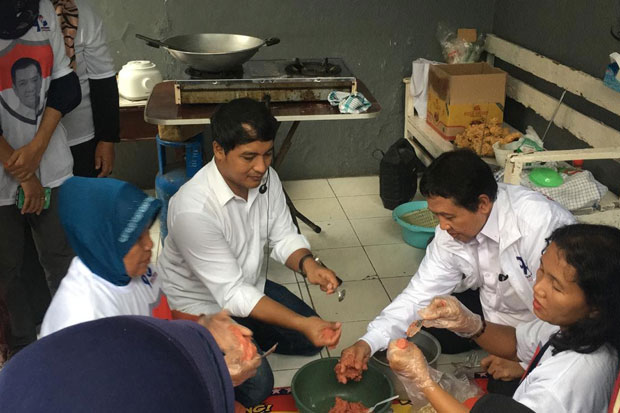 Caleg Perindo Ajarkan Emak-emak Bikin Bakso untuk Usaha Rumahan