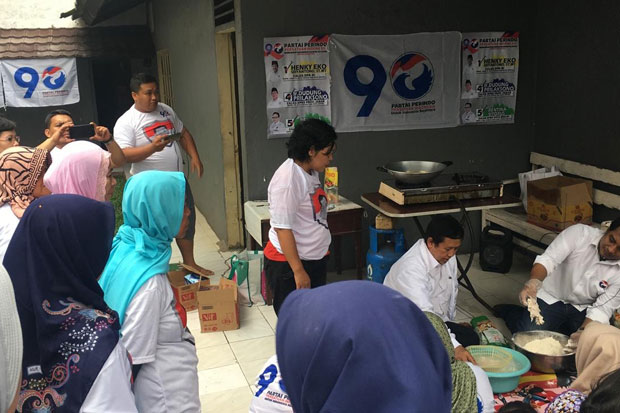 Caleg Perindo Ajarkan Emak-emak Bikin Bakso untuk Usaha Rumahan