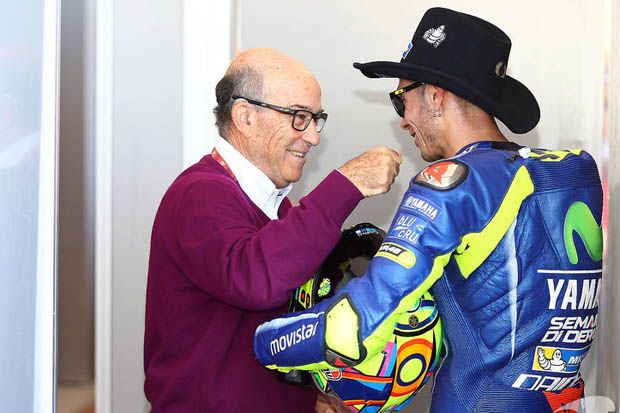 Carmelo Ezpeleta (kiri) berbincang dengan Valentino Rossi di MotoGP Austin 2017. (Foto-motorsport)