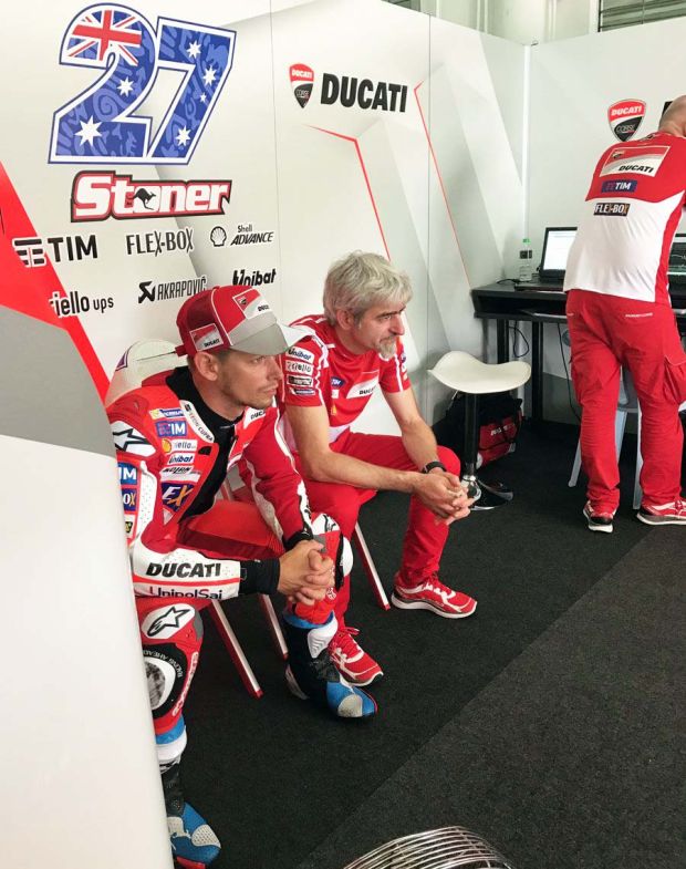 Casey Stoner (kiri) ditemani Gigi Dalligna pada tes pramusim MotoGP 2017 di Sirkuit Sepang. (Foto-Ducati)