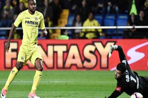 Cedric Bakambu (kiri-Villarreal) ketika mengelabui kiper Sporting Gijon. (Foto-Marca.es)