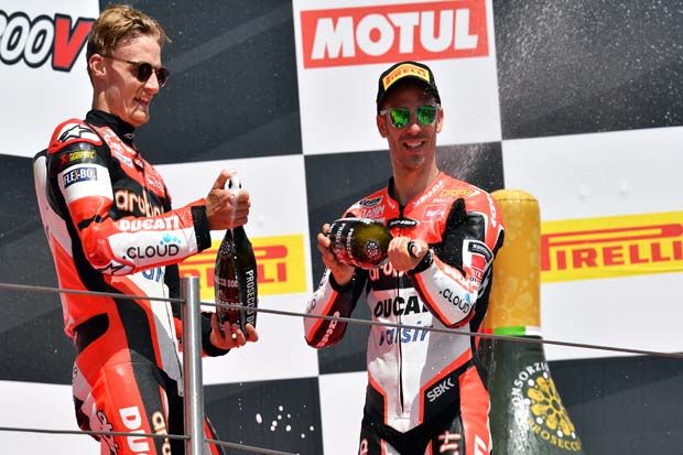 Chaz Davies (kiri-tim Aruba.it Ducati) ditemani Marco Melandri di podium juara Race 1 WSBK Italia 2017. (Foto-WSBK)