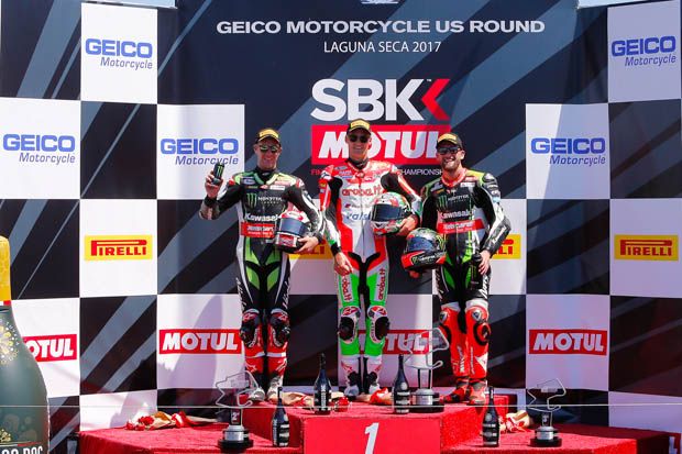 Chaz Davies (tengah-Aruba.it Ducati) mengungguli Jonathan Rea (kiri) dan Tom Sykes di Race 1 WSBK Laguna Seca 2017. (Foto-WSBK).jpg
