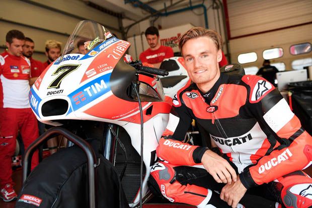 Chaz Davies sebelum menggeber Ducati Desmosedici GP17 di Sirkuit Mugello. (Foto-aruba.it ducati)