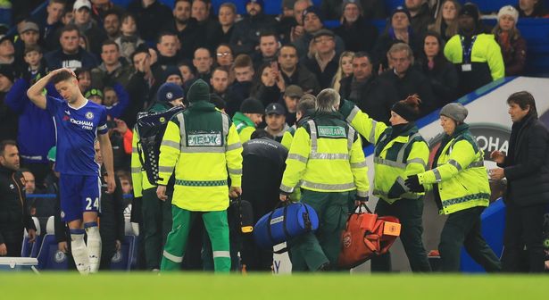 Ditanduk Gary Cahill, Gelandang Hull City Kritis di Rumah Sakit