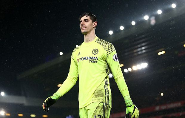 Courtois Kasihan Lihat Claudio Bravo di Manchester City