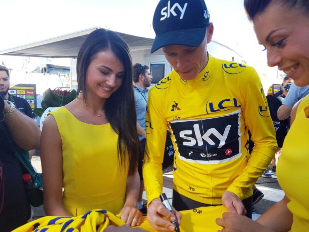 Chris Froome (tengah) merebut kembali yellow jersey usai Etape 14 Tour de France 2017. (Foto-letour)