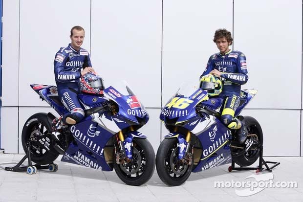 Colin Edwards dan Valentino Rossi dalam sesi foto Tim Gauloises Yamaha di MotoGP Spanyol 2005. (Foto-Motorsport)
