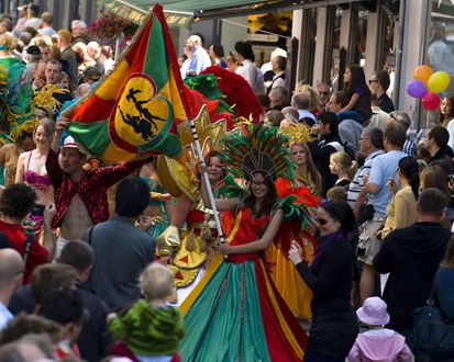 Karnaval Spektakuler di Berbagai Negara, Kostumnya Keren Banget