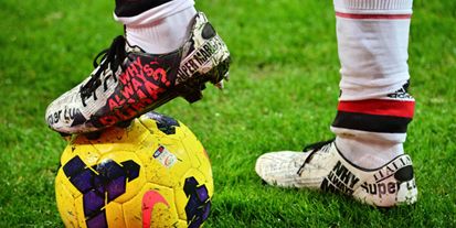 Enam Sepatu Bola Terunik yang Pernah Dipakai Pemain Dunia