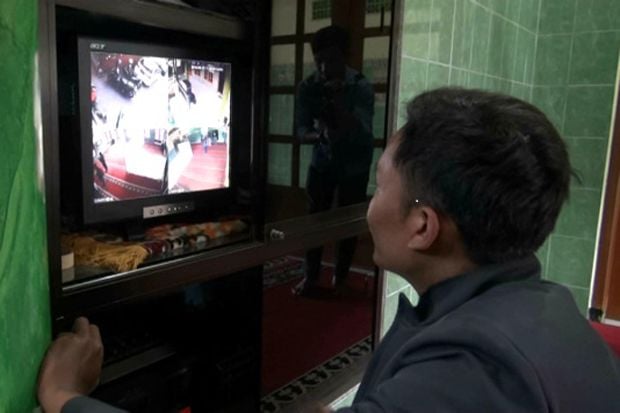 Viral Terekam CCTV, Sepasang Sejoli Curi Motor di Masjid