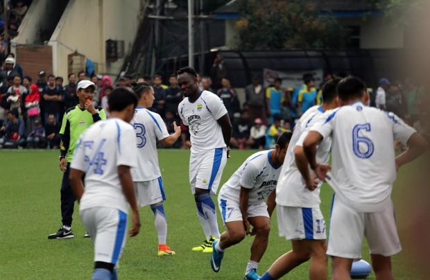 Penampakan Michael Essien di Latihan Perdana Bersama Persib Bandung