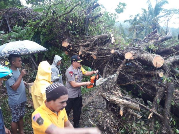 Banjir dan Longsor Terjang Ambon, Polisi Respons Cepat Menolong