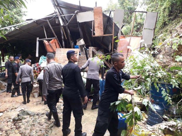 Banjir dan Longsor Terjang Ambon, Polisi Respons Cepat Menolong