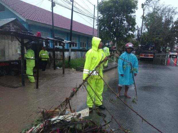 Polda Maluku Terjunkan Brimob dan Sabhara Bantu Atasi Banjir Ahuru