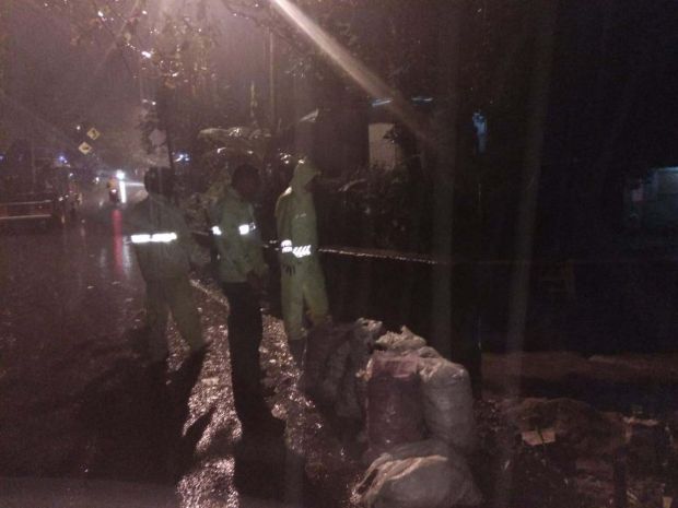 Polda Maluku Terjunkan Brimob dan Sabhara Bantu Atasi Banjir Ahuru