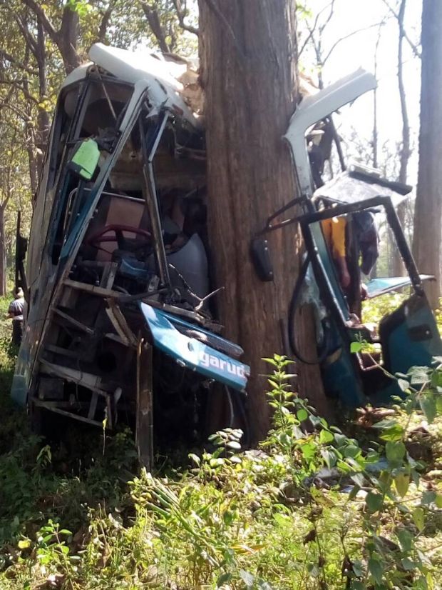 Bus Pemudik Tabrak Pohon Jati, Satu Penumpang Tewas