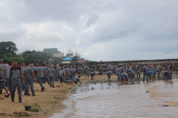 Salut! Kapolda dan Wakapolda Maluku Bersih-bersih Pantai Tahapary Tantui
