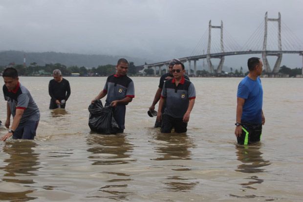 Salut! Kapolda dan Wakapolda Maluku Bersih-bersih Pantai Tahapary Tantui