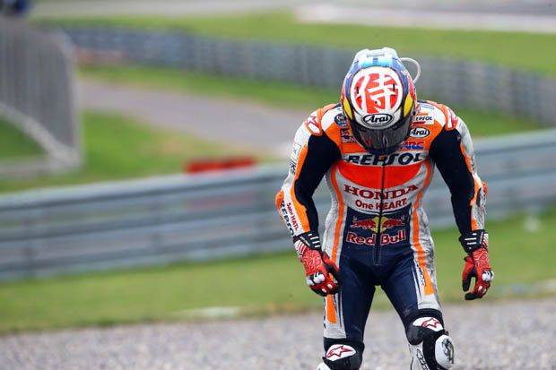 Dani Pedrosa (Repsol Honda) usai terjatuh di lomba MotoGP Argentina 2017. (Foto-goldandgoose)