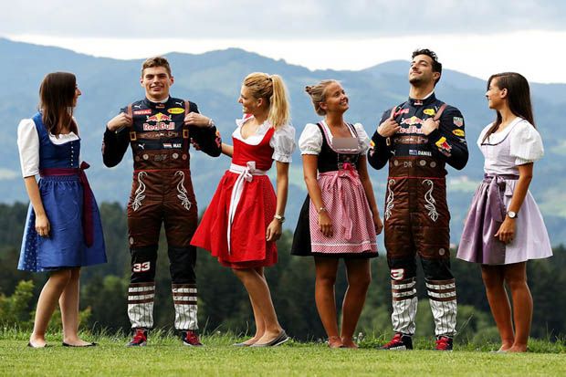 Daniel Ricciardo (kedua dari kanan) dan Max Verstappen (kedua dari kiri) dalam sebuah sesi foto iklan jelang F1 GP Austria 2017. (Foto-redbullracing)