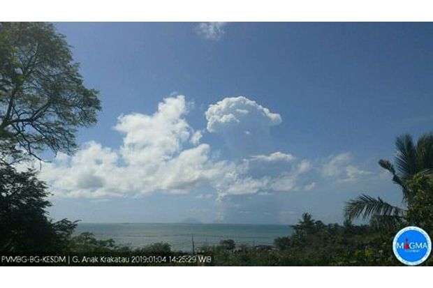 Gunung Anak Krakatau Lontarkan Abu Vulkanik Setinggi 2 Kilometer