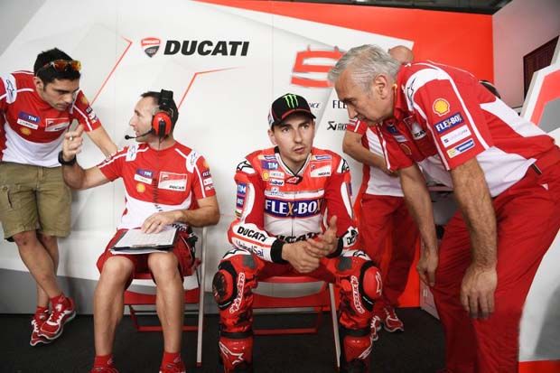 Dari kiri ke kanan Michele Pirro-Christian Gabbarini-Jorge Lorenzo di boks Ducati pada tes pramusim MotoGP 2017. (Foto-GPOne)
