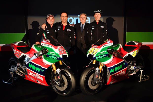 Dari kiri ke kanan Sam Lowes-Romano Albesiano-Roberto Colannino-Aleix Espargaro. (Foto-Aprilia)