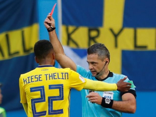 Diwarnai Kartu Merah, Swedia Lolos ke Perempat Final Piala Dunia