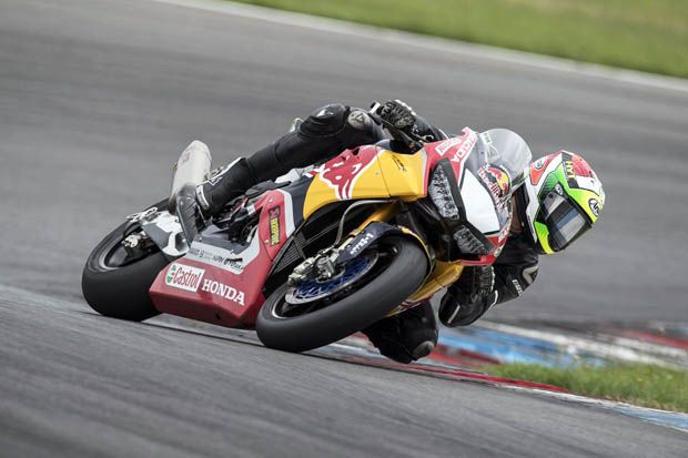 Davide Giugliano saat ditunjuk sebagai pembalap pengganti oleh tim Honda WSBK dalam tes musim panas 2017 di Lausitzring Jerman. (Foto-Honda WSBK) 3