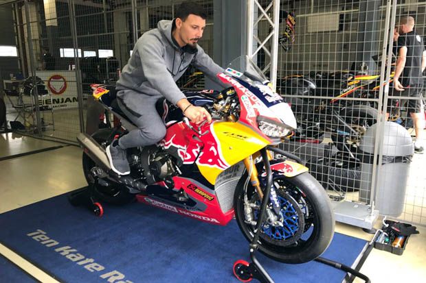Davide Giugliano saat ditunjuk sebagai pembalap pengganti oleh tim Honda WSBK dalam tes musim panas 2017 di Lausitzring Jerman. (Foto-Honda WSBK) 4