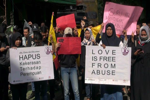 Pencabulan 20 Siswi, Puluhan Wali Murid dan Mahasiswa Demo Diknas