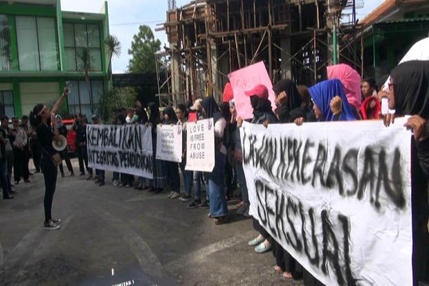 Pencabulan 20 Siswi, Puluhan Wali Murid dan Mahasiswa Demo Diknas