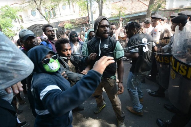 Aparat TNI/Polri Pukul Mundur Mahasiswa yang Berdemo Peringati Papua Merdeka