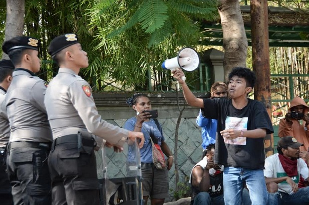 Aparat TNI/Polri Pukul Mundur Mahasiswa yang Berdemo Peringati Papua Merdeka