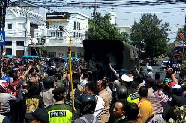 Polisi Pukul Mundur Demo Mahasiswa Papua di Malang
