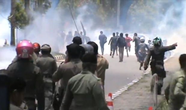 Duduki Kantor Gubernur, Pendemo Dipukuli dan Ditembak Water Canon