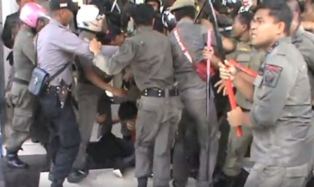 Duduki Kantor Gubernur, Pendemo Dipukuli dan Ditembak Water Canon