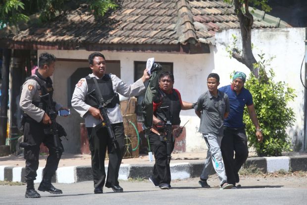 Mencekam, Warga yang Melintas di Sekitar Polrestabes Surabaya Digeledah Aparat