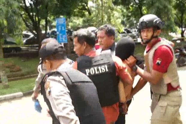 Break Through Banyumas Police, This Young Man Jab Two Police